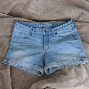 Universal Thread Women's Light Wash Denim Shorts